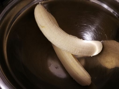 Dve banane ispasirajte viljuškom